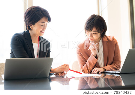 中二女在辦公室檢查文件拍攝合作“+SHIFT NOGIZAKA” 中二女在辦公室檢查文件拍攝合作“+SHIFT NOGIZAKA” 78843422