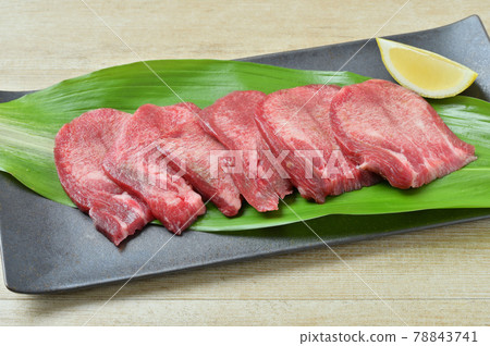 當地美食，當地美食，仙台牛舌（烤肉用生肉，未加熱）。 78843741