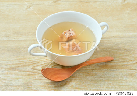 Beef tail soup. (Commercial product, soup with stewed beef tail) 78843825