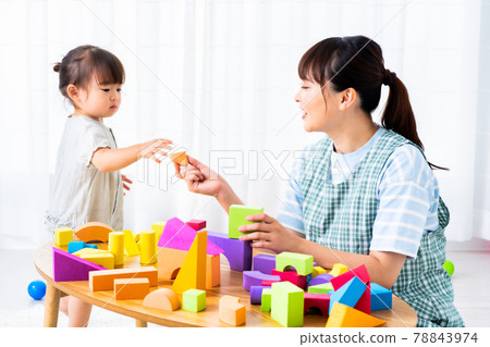 女孩和幼兒園老師玩積木 78843974