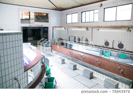 Old-fashioned public bath 78843978