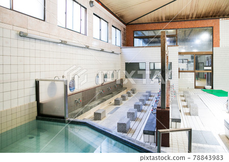 Old-fashioned public bath 78843983