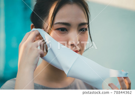 woman wearing a mask 78844362