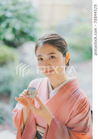 穿著和服的 20 多歲女性在豬口喝酒 78844529