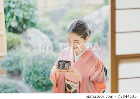 A woman in her 20s wearing a kimono drinking matcha 78844536