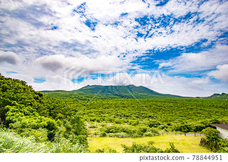 Scenery of Mt. Mihara seen on a trekking course from the top of Mt. Mihara, a volcano on Izu Oshima in Oshima Town, Tokyo 78844951