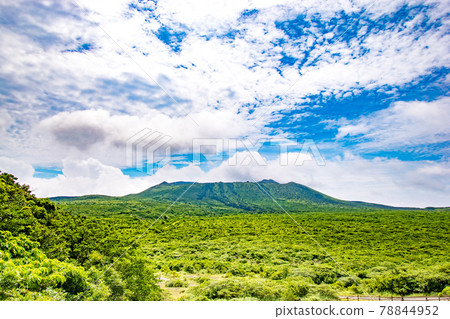 Scenery of Mt. Mihara seen on a trekking course from the top of Mt. Mihara, a volcano on Izu Oshima in Oshima Town, Tokyo 78844952