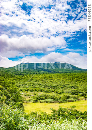 從東京大島町伊豆大島的三原山山頂的徒步路線上看到的三原山風景 從東京大島町伊豆大島的三原山山頂的徒步路線上看到的三原山風景 78844958