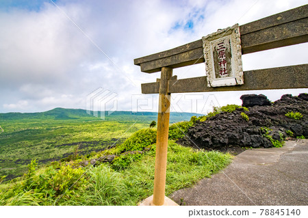 Scenery of Mihara Shrine Torii on the summit of Mt. Mihara, a volcano on Izu Oshima in Oshima Town, Tokyo 78845140