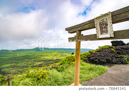 位於東京大島町伊豆大島三原山山頂的三原神社鳥居風景 78845141