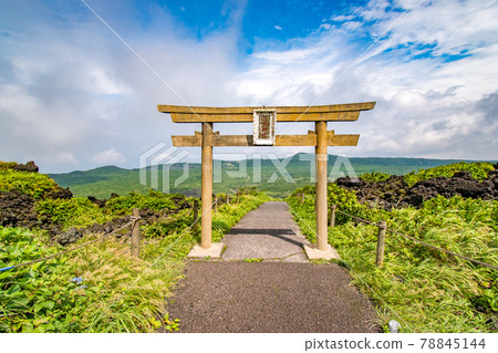 位於東京大島町伊豆大島三原山山頂的三原神社鳥居風景 78845144