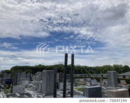 埼玉縣所澤市所澤聖地墓地的墳墓、藍天和雲彩。 78845194
