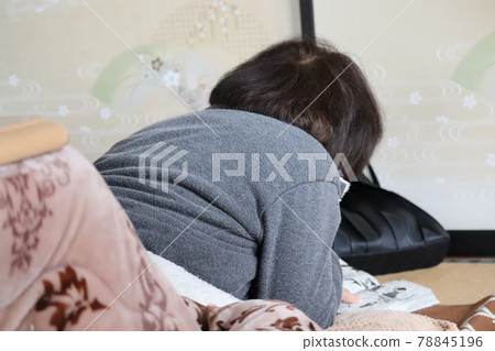 寒假期間看漫畫的人 78845196