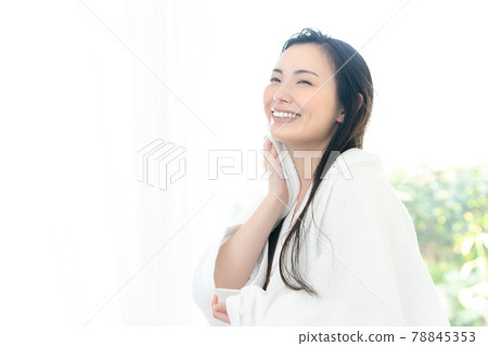 擦她的頭髮的一個少婦 擦她的頭髮的一個少婦 78845353
