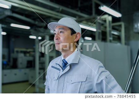 在生產/工廠工作的技術人員 78845455