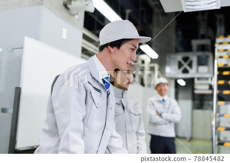 在生產/工廠工作的技術人員 78845482