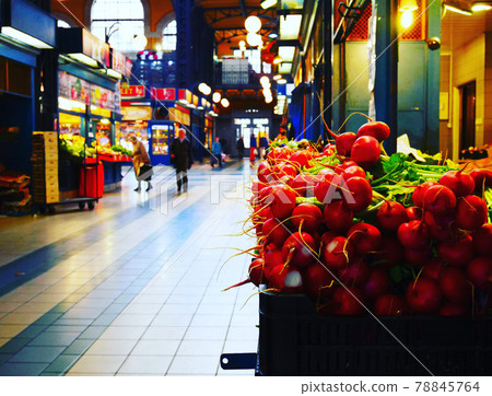 【匈牙利布達佩斯】中央市場的蔬菜水果商 78845764