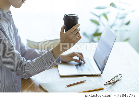 做遠程工作的日本婦女的手 78845772
