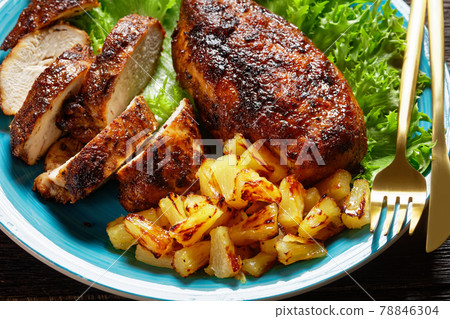 Jerk chicken breasts with grilled ananas cubes 78846304