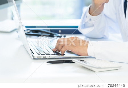 在前往計算機的醫生手中 78846440