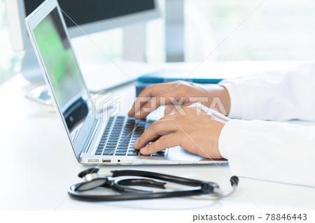 在前往計算機的醫生手中 78846443