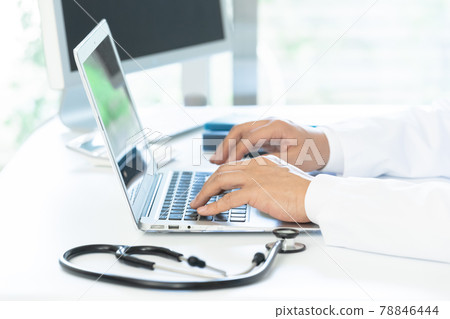 在前往計算機的醫生手中 78846444