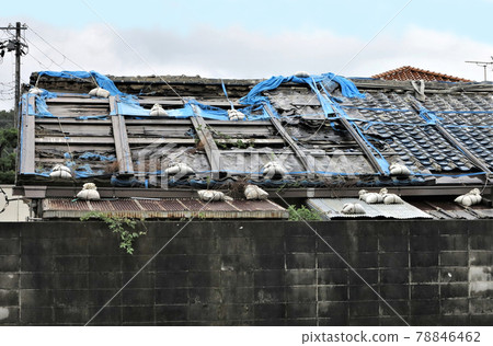 Roof tiles damaged by typhoon 78846462