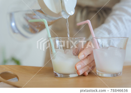 夏天喝果汁 78846636