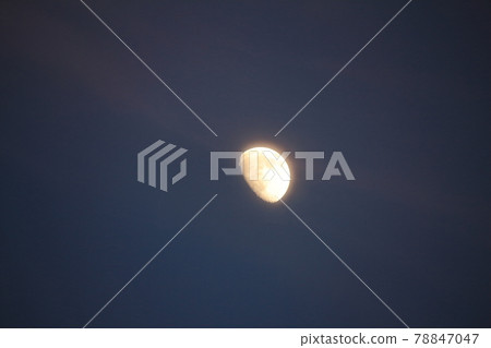 9.7歲的月亮在雨季炎熱潮濕的黃昏夜空中閃耀 78847047