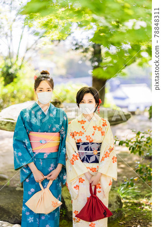 A young woman in a kimono taking a commemorative photo in the garden of a samurai residence 78848311