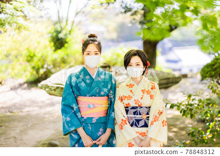 一位身著和服的年輕女子在武士住宅的花園裡拍紀念照 78848312