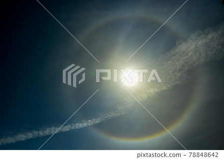Halo halo rainbow and contrails around the sun 78848642