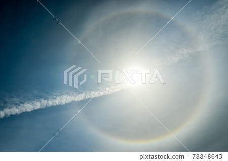 Halo halo rainbow and contrails around the sun 78848643