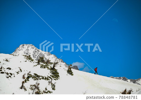 從西法丸山眺望的西穗高岳，冬日群山的壯麗景色 78848781