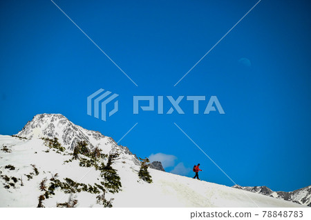 從西法丸山眺望的西穗高岳，冬日群山的壯麗景色 78848783