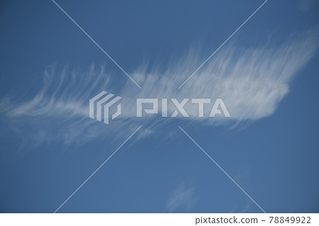 Upper clouds in early summer 78849922