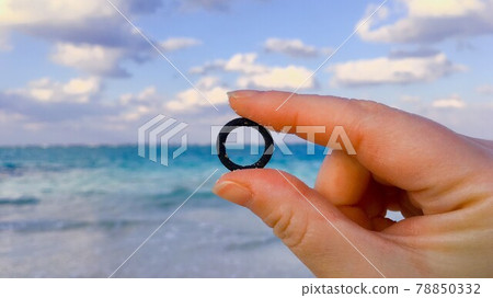 [Marine debris] O-rings that have washed ashore on a beautiful beach 78850332