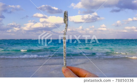 [Marine debris] Brushless toothbrush that has washed ashore on a beautiful beach 78850336