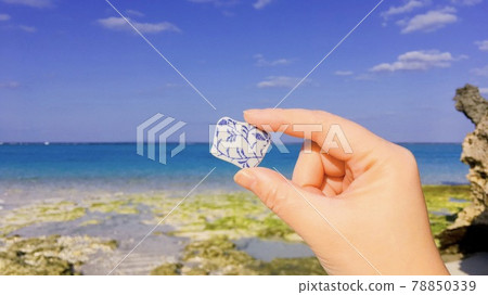 [Marine debris] Fragments of pottery that have washed ashore on a beautiful beach 78850339