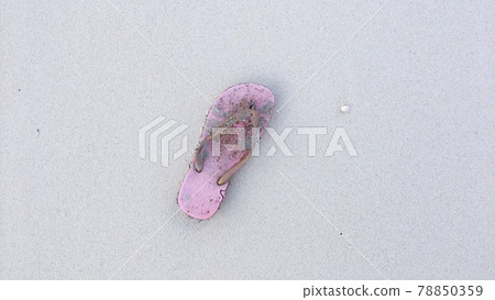 [Marine debris] Beach sandals that have washed ashore on a beautiful beach 78850359