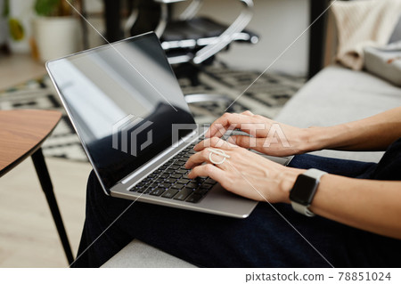 Businesswoman working on laptop 78851024