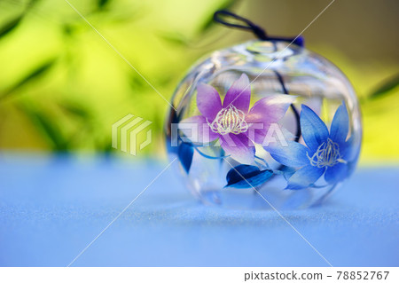 放置在門廊上的桌面風鈴和鐵線蓮花 3 78852767