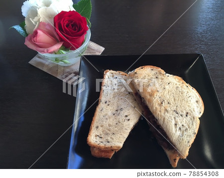 Ogura toast and cut flowers Ogura toast and cut flowers 78854308
