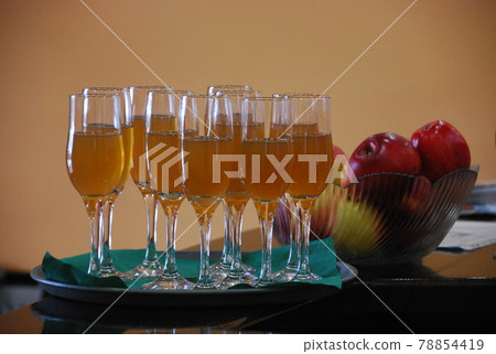 歡迎飲料和蘋果 78854419