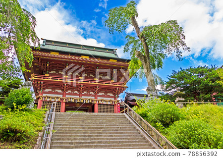 Climb the Omotesando (Omotesaka) of Shiogama Shrine and see the Suijin Gate 78856392