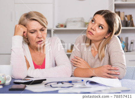mother and her adult daughter with financial problems 78857411