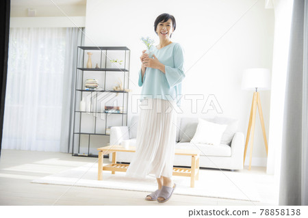 Living ladies 78858138