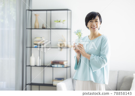 Living ladies 78858143