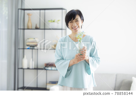 Living ladies 78858144