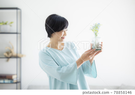 Living ladies 78858146